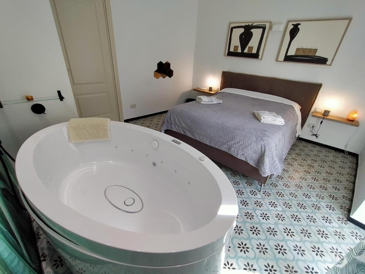 Sonnino Suite Jacuzzi Apartment Bari Exterior foto